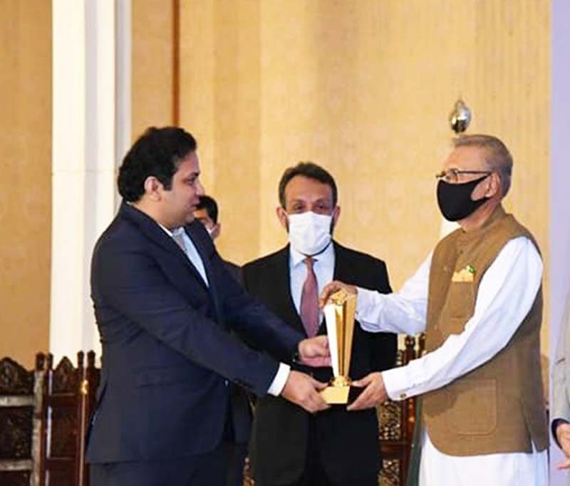 Jazib-Zaman-receiving-Presidential-Exports-Trophy 2021