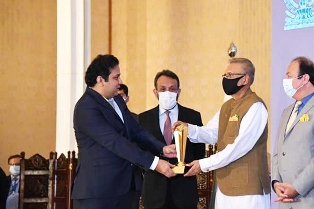 Jazib-Zaman-receiving-Presidential-Exports-Trophy 2021