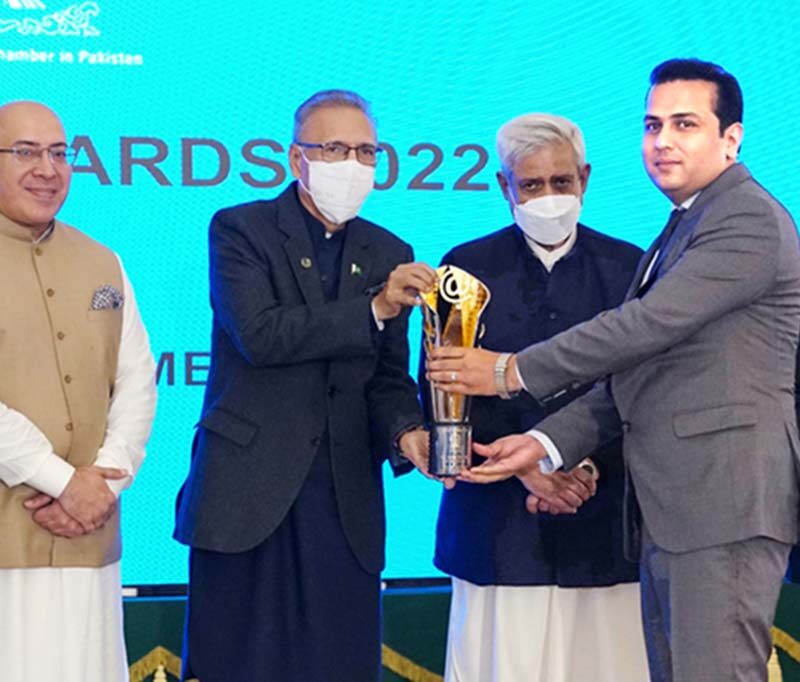 Jazib-Zaman-receiving-Presidential-Exports-Trophy 2022