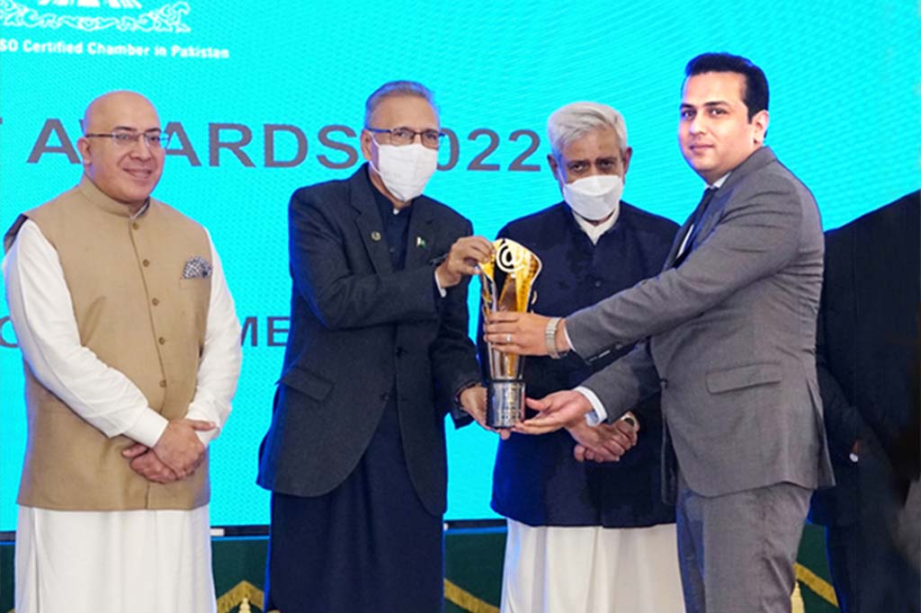 Jazib-Zaman-receiving-Presidential-Exports-Trophy 2022